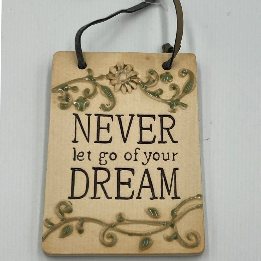 Wall Plaque Unisex OS Cream NWOT Never Let Go‎ Of Your Dream